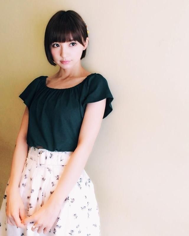 时装模特儿的篠田麻里子，看起来有点像柏木由纪